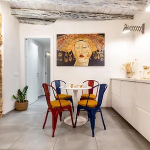 https://elegante-monolocale-nel-centro-storico-di-cagliari.in-sardinia.net